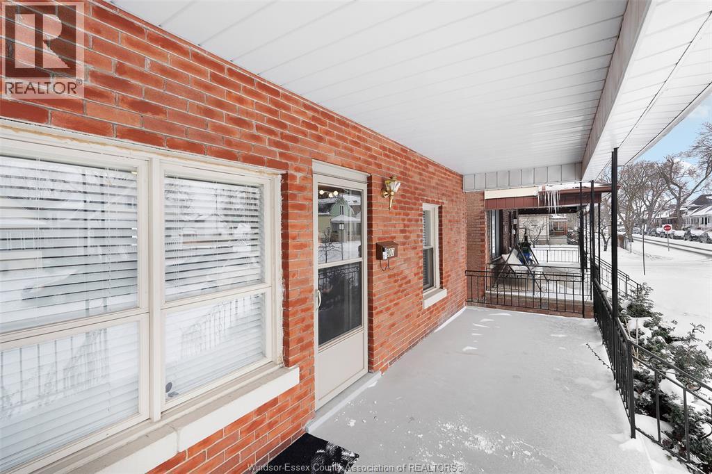 907 Gladstone Avenue #MAIN, Windsor — photograph 2