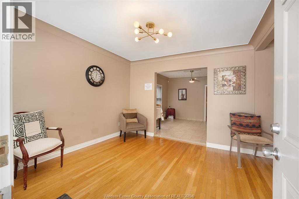 907 Gladstone Avenue #MAIN, Windsor — photograph 3