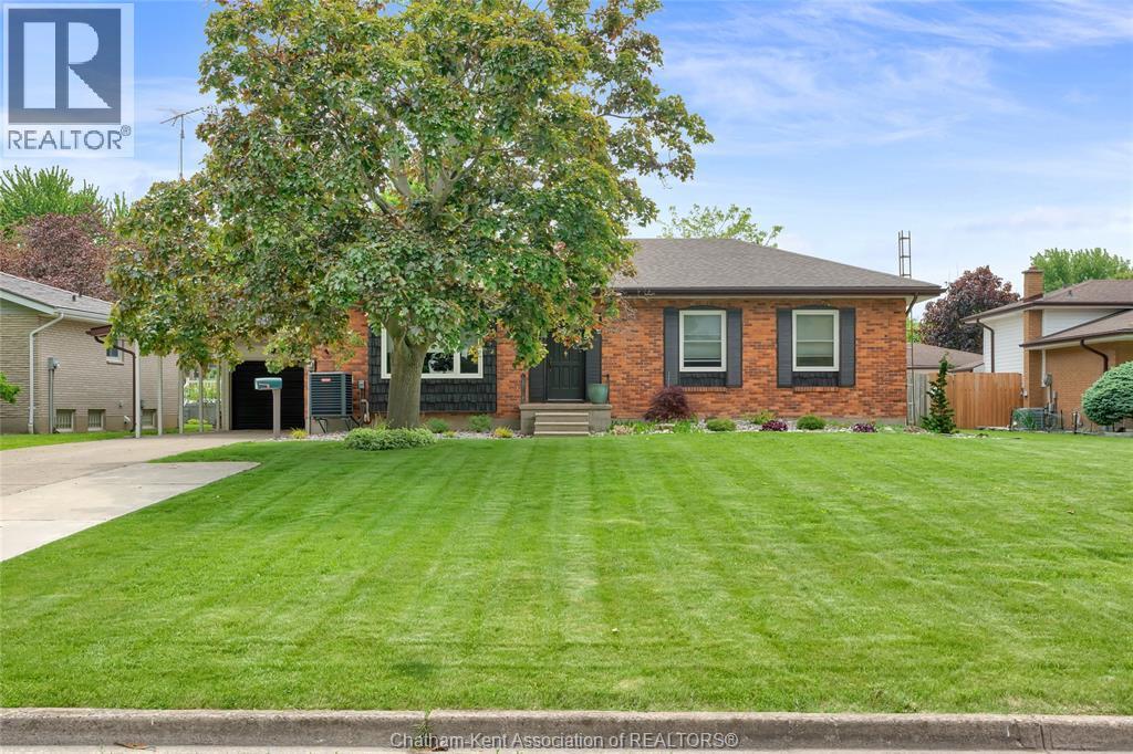 Single Family — 5 Balmoral Place, Wallaceburg, Ontario