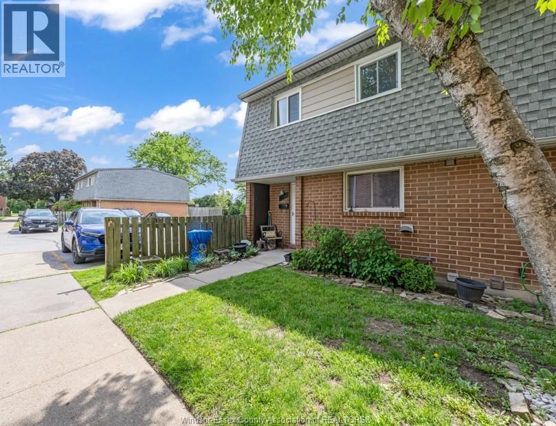 6701 Rose-Ville Garden Drive, Windsor — photograph 2