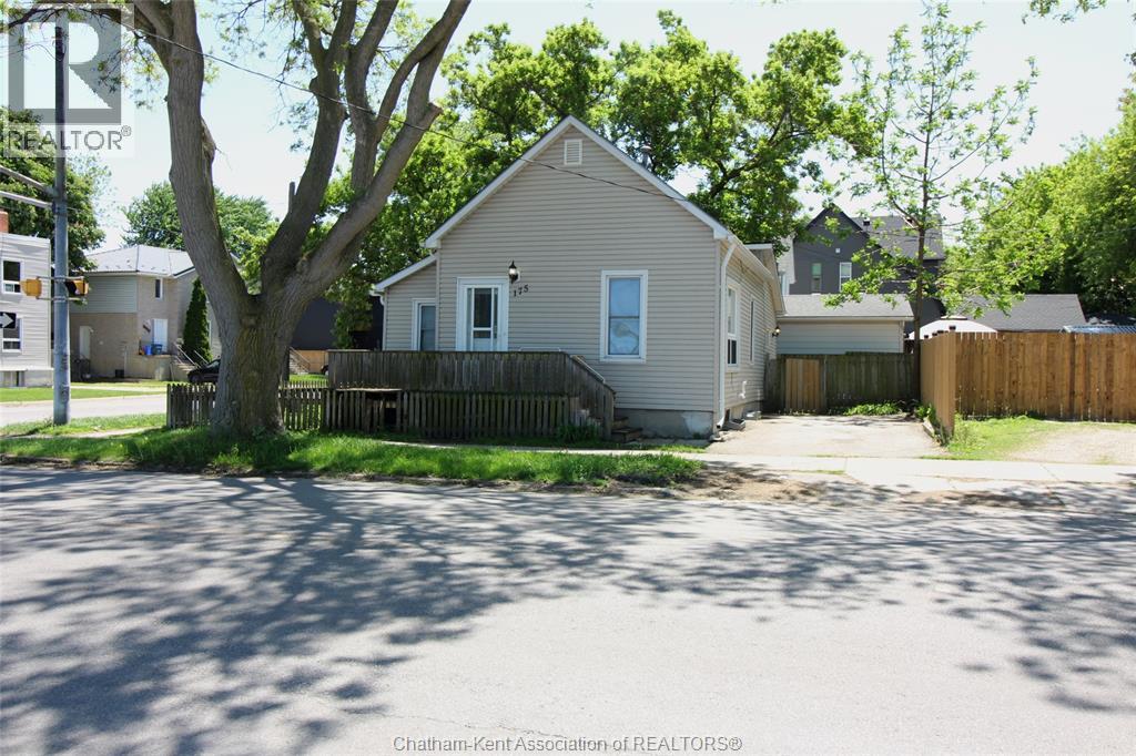 175 Davis Street, Sarnia — photograph 2