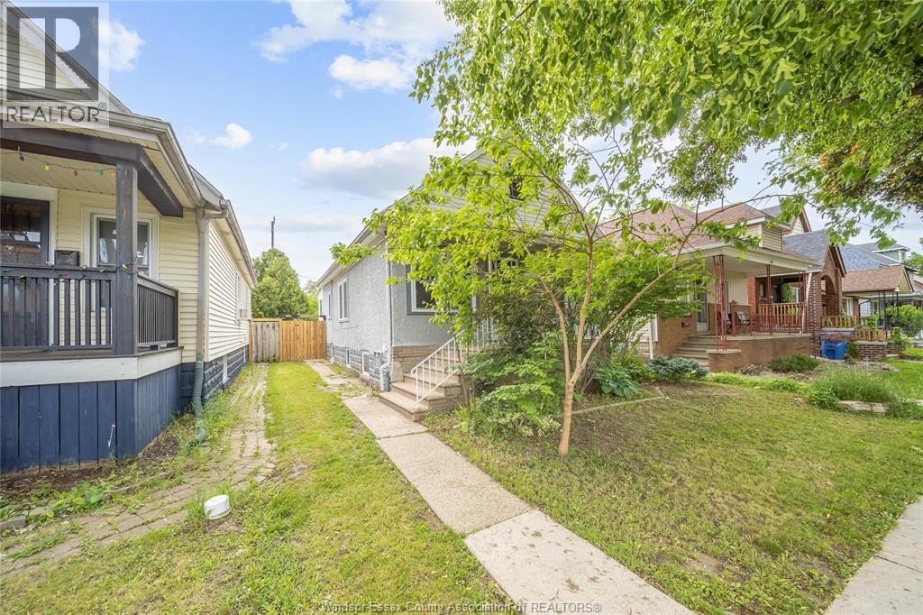 1153 Gladstone Avenue, Windsor — photograph 2