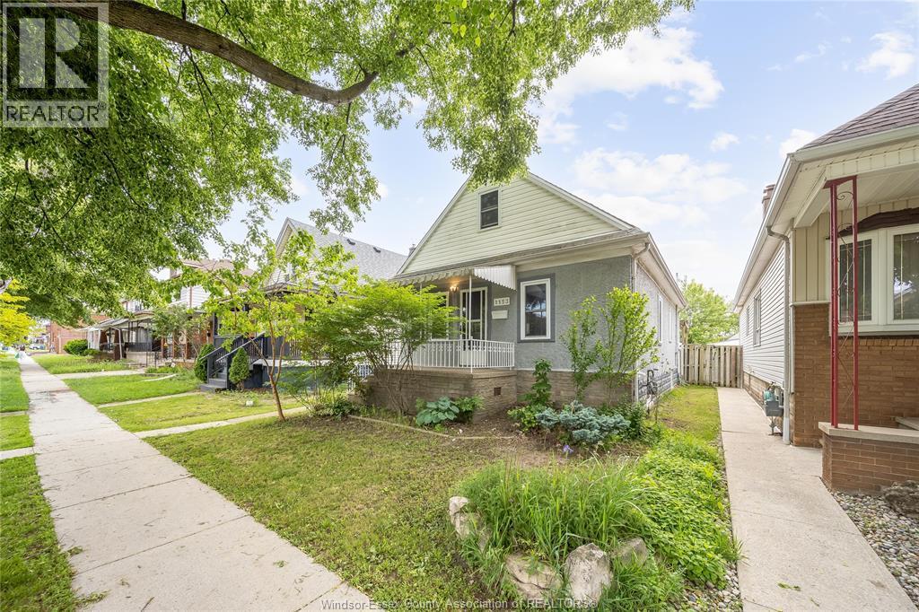 1153 Gladstone Avenue, Windsor — photograph 3