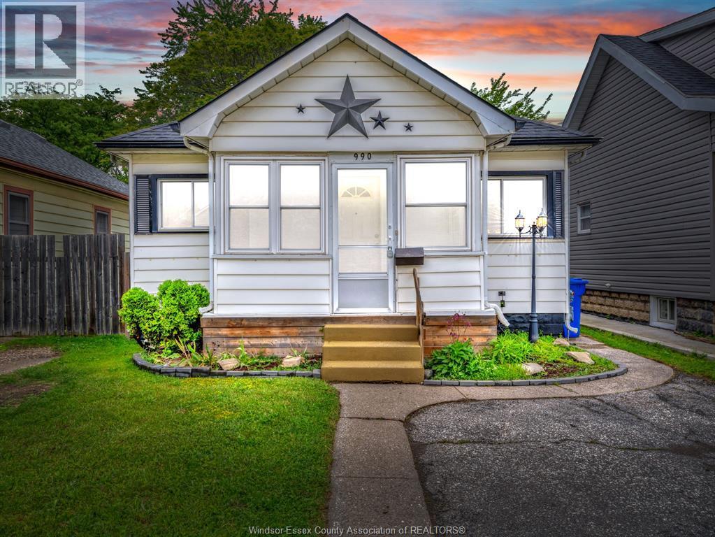 990 Campbell Avenue, Windsor — primary photograph