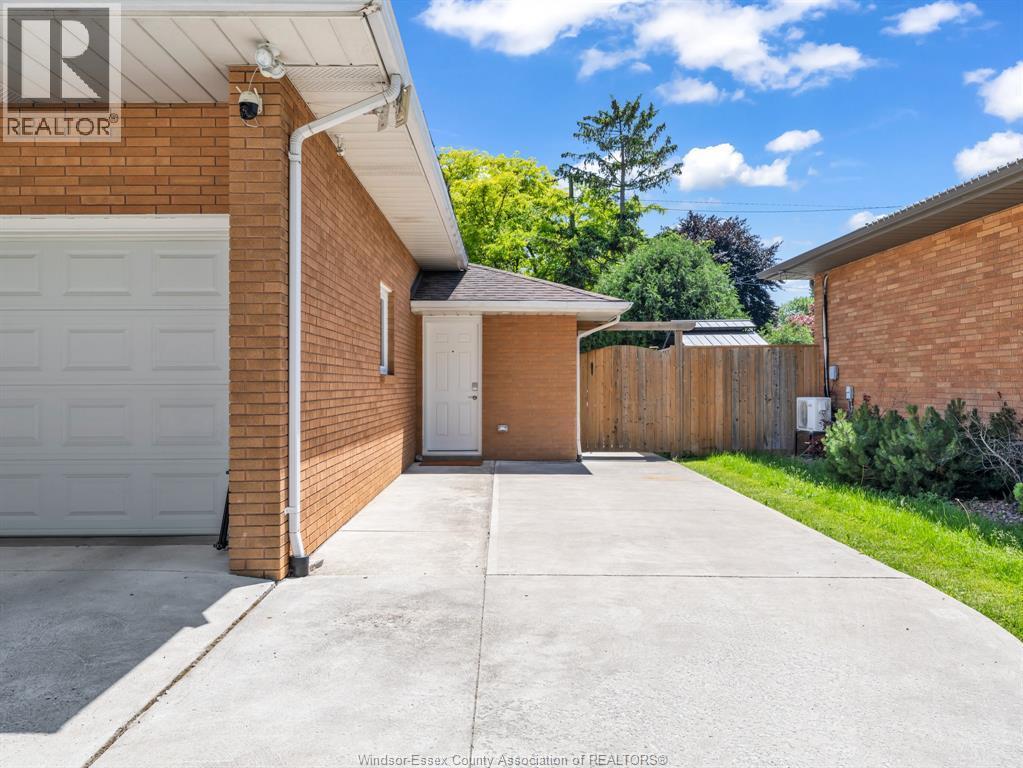 675 Bedford #B, Windsor — primary photograph