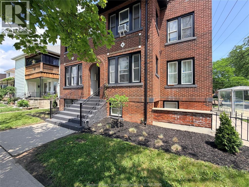 1094 Lincoln Road, Windsor — photograph 3
