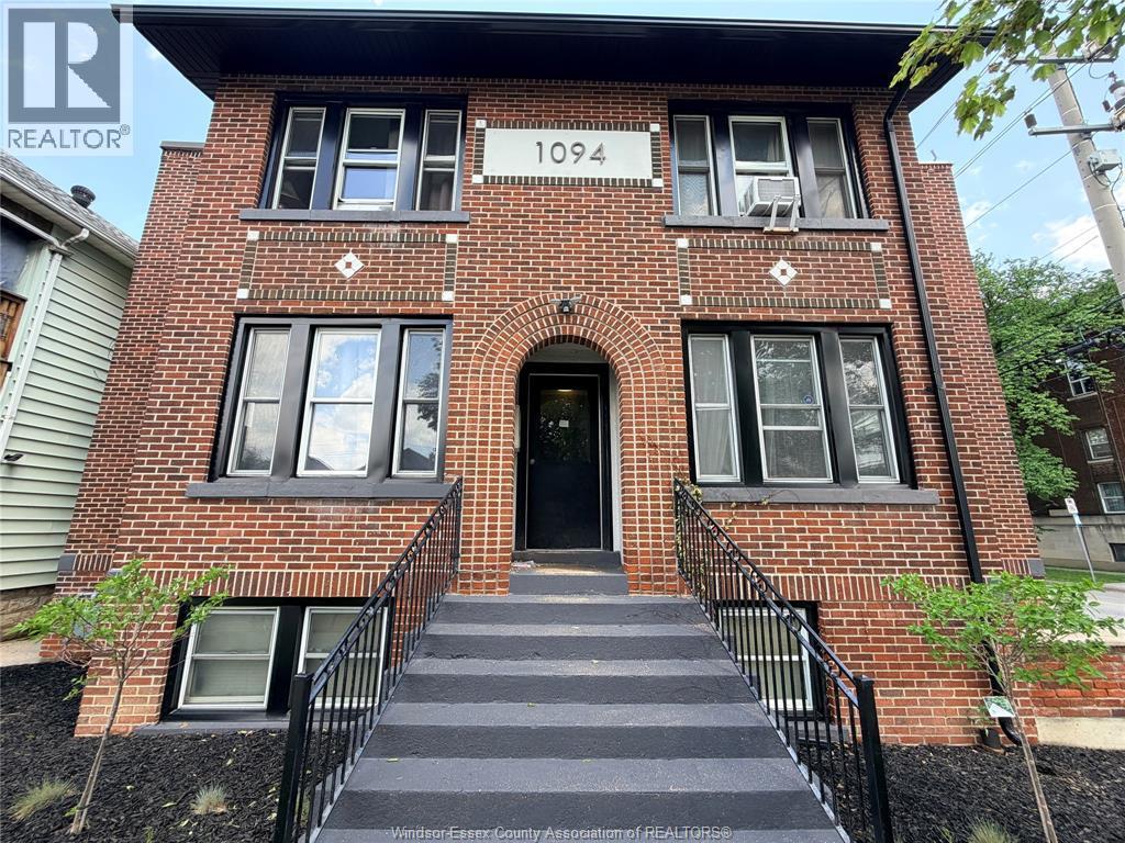 1094 Lincoln Road, Windsor — photograph 2