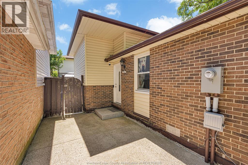 8245 Enfield Place, Windsor — photograph 2