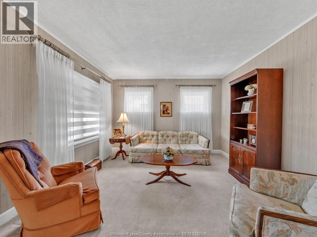 561 Elinor Street, Windsor — photograph 3