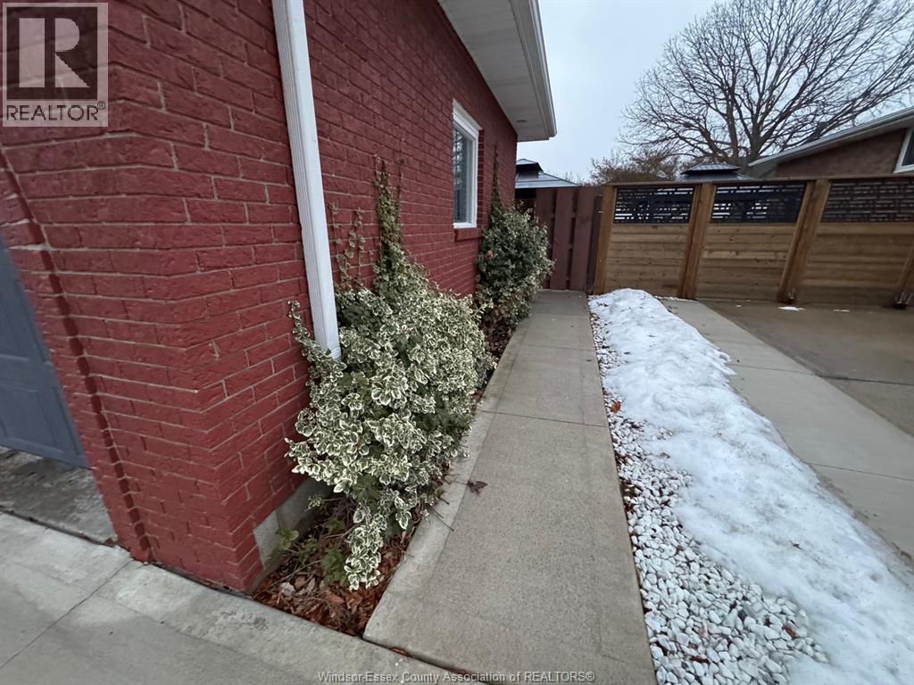 9248 Esplanade Dr #BASEMENT, Windsor — photograph 2
