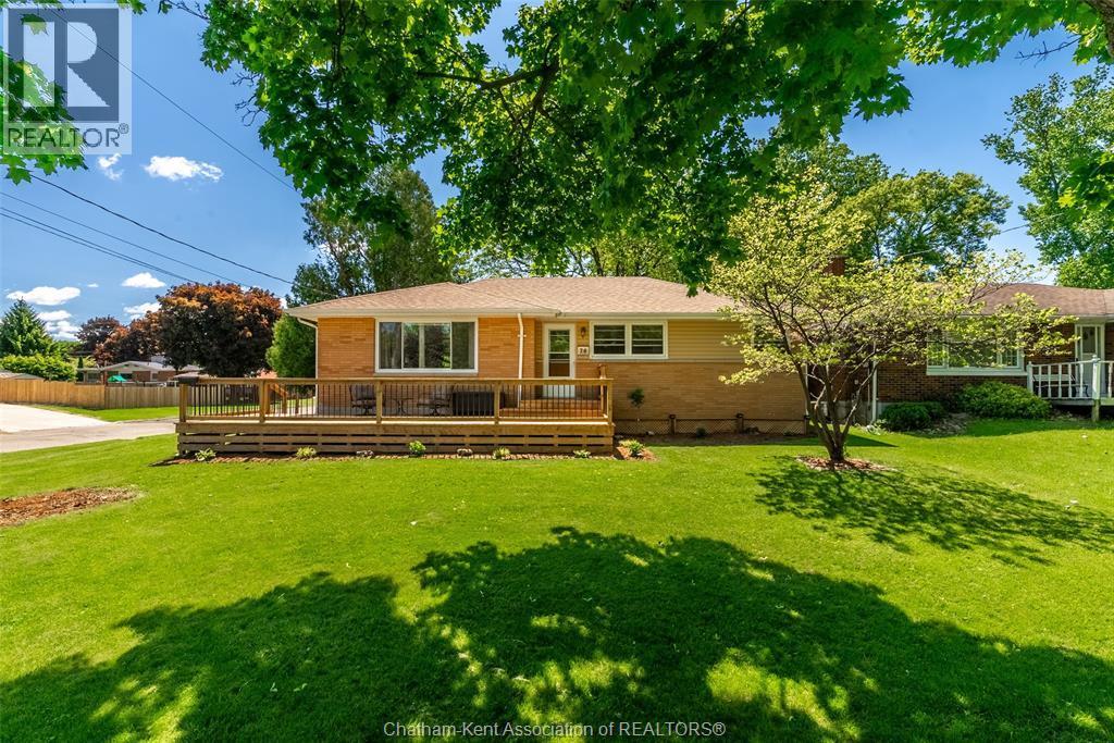 Single Family — 76 Ellis Street, Chatham, Ontario