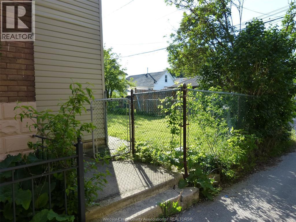 1140 Giles Boulevard, Windsor — photograph 3
