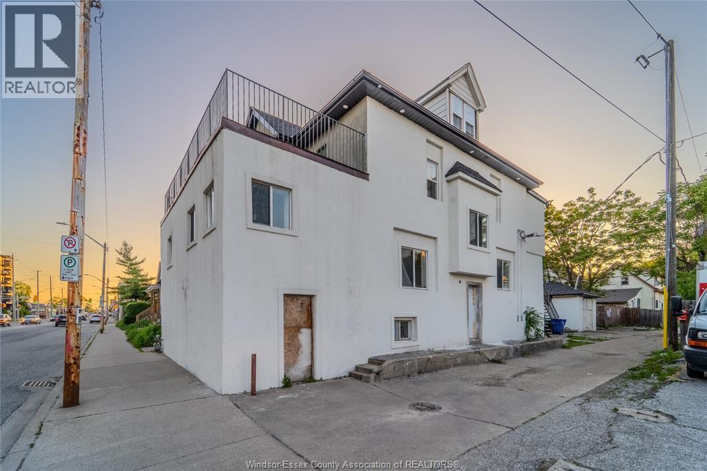 430 Wyandotte Street, Windsor — photograph 2
