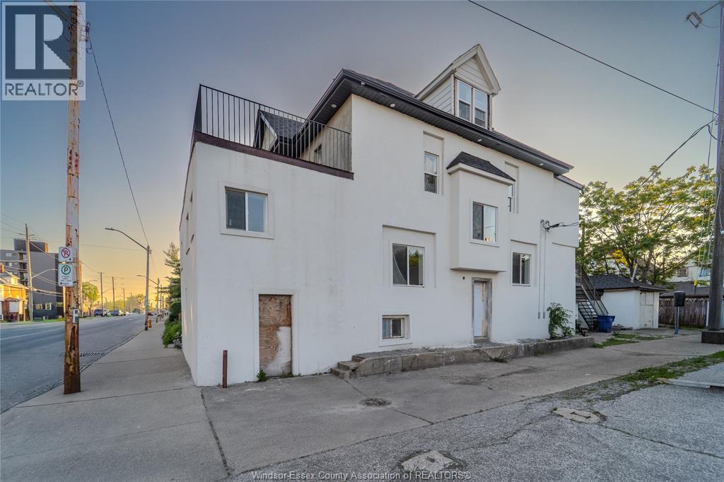 430 Wyandotte Street, Windsor — photograph 2