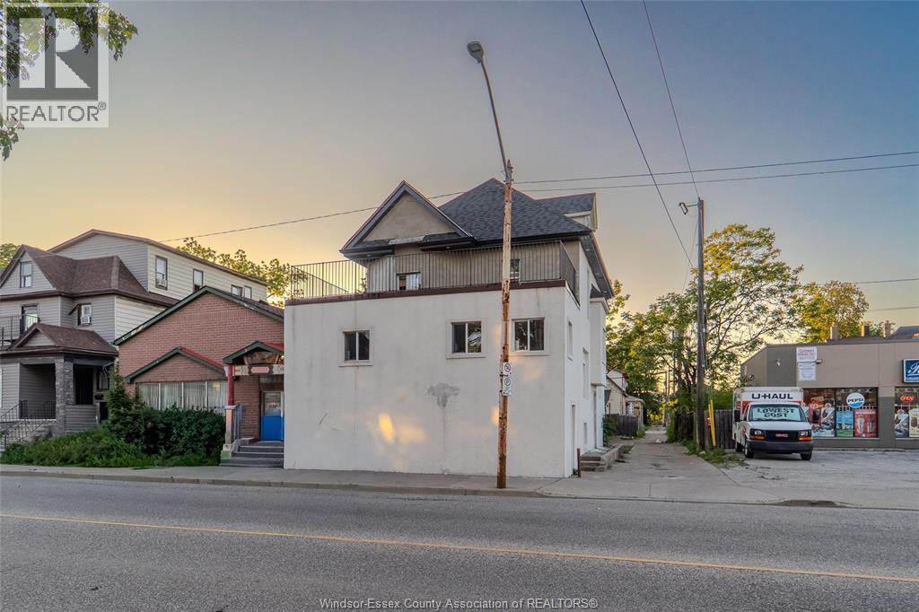 430 Wyandotte Street, Windsor — photograph 3