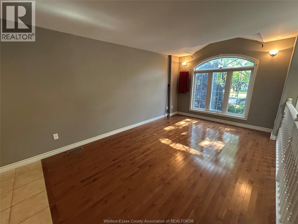 4665 Fontana Avenue, Windsor — photograph 2