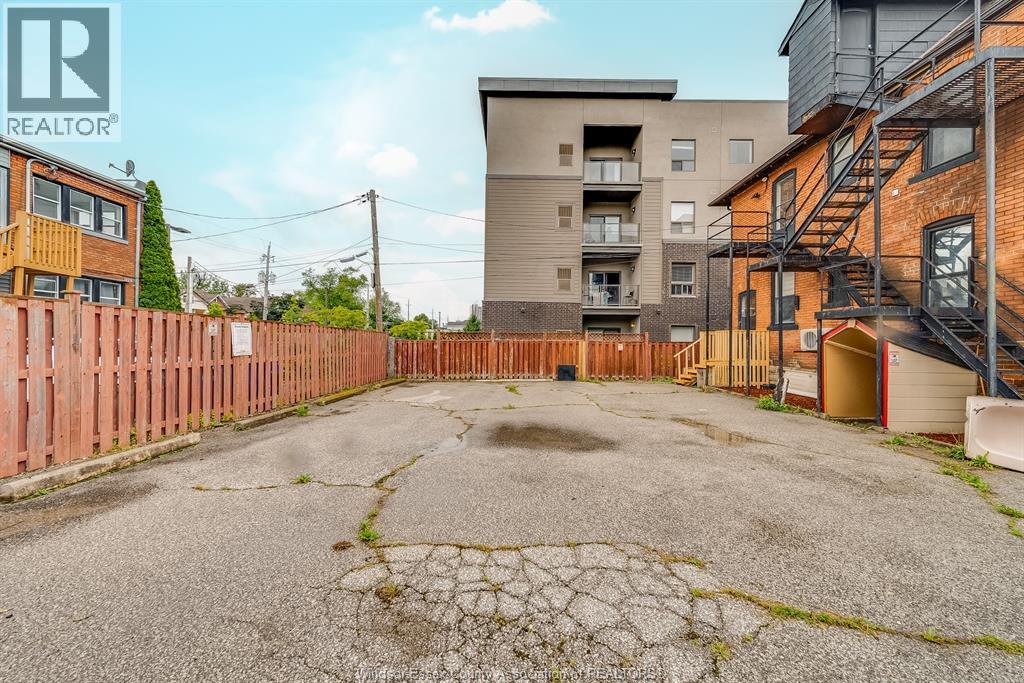 961 Ouellette Avenue, Windsor — photograph 3