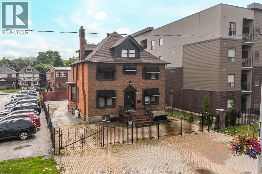 Multi-family — 961 Ouellette Avenue, Windsor, Ontario