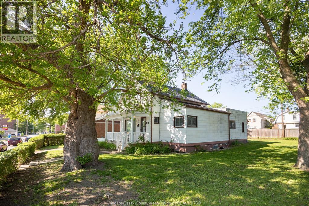 1032 Felix Avenue, Windsor — photograph 2
