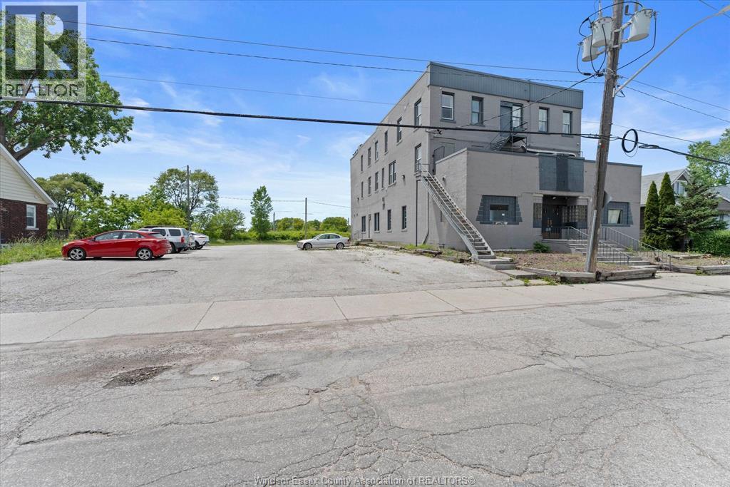 1353 Wellington Avenue, Windsor — photograph 3