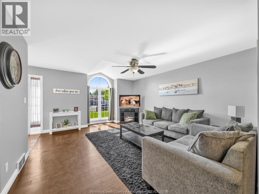 382 Thorn Ridge, Amherstburg — photograph 3