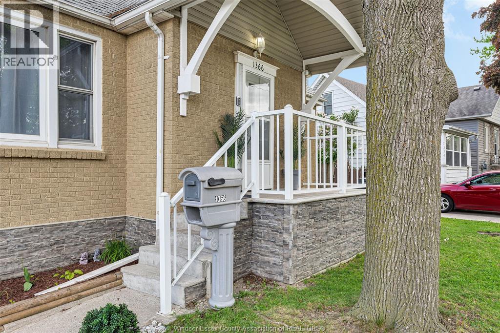 1366 Lillian Avenue, Windsor — photograph 2
