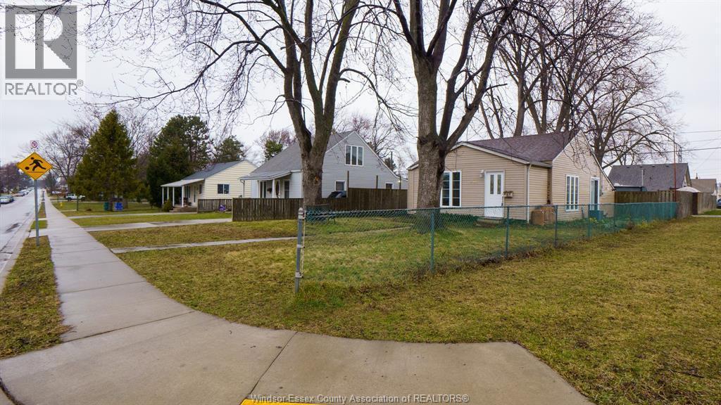 1296 Elm Avenue, Windsor — photograph 2