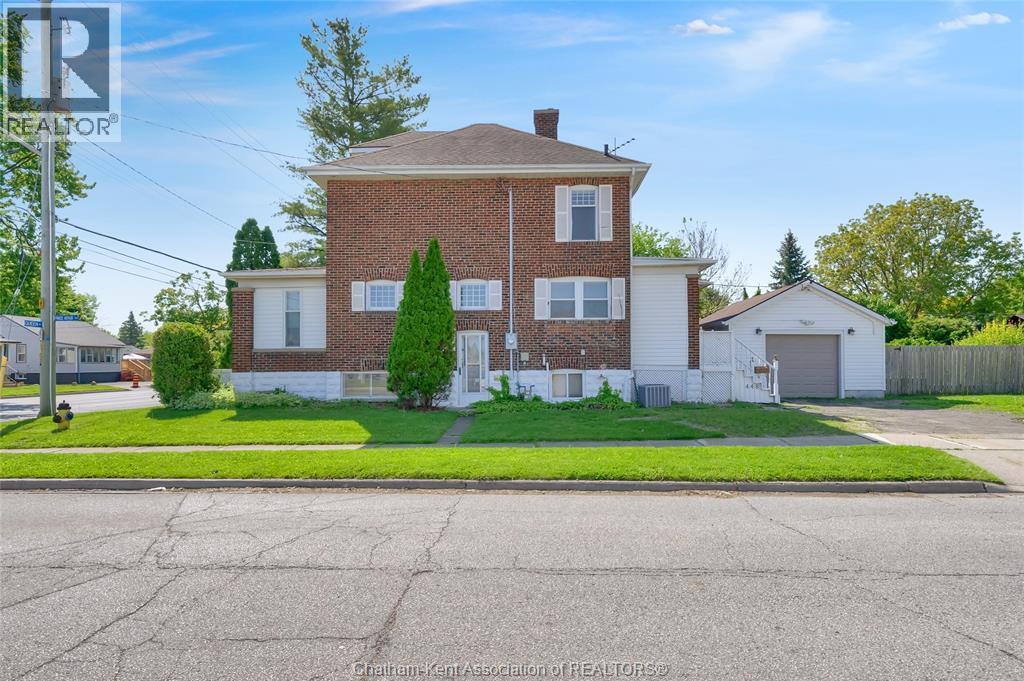 6-bedroom Single Family at 448 Queen Street, Chatham — photograph 3