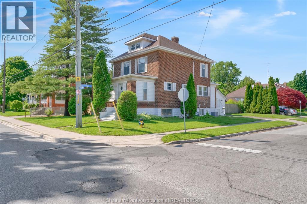 6-bedroom Single Family at 448 Queen Street, Chatham — photograph 2