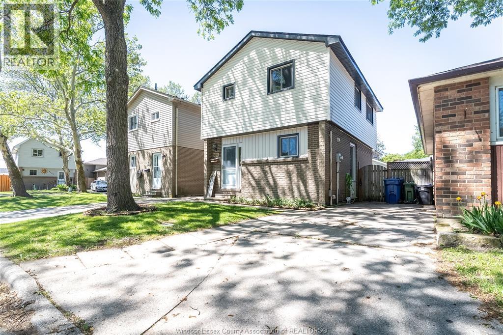 8611 Darlington, Windsor — photograph 2