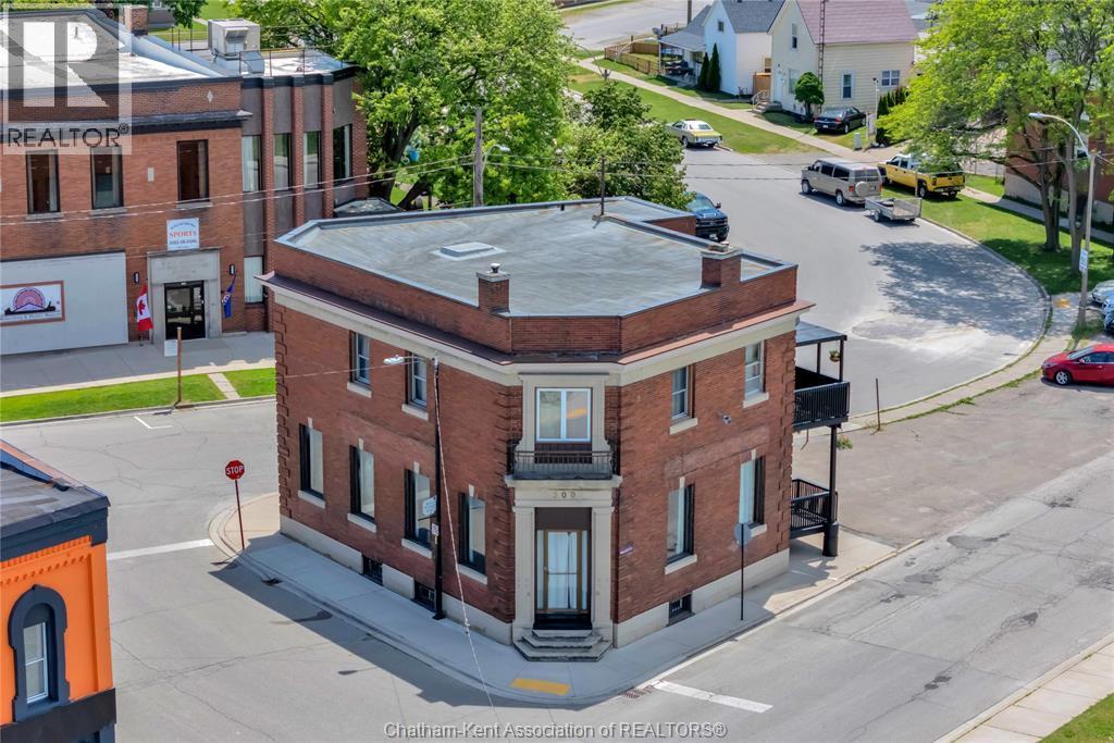 500 Wallace Street, Wallaceburg — photograph 2