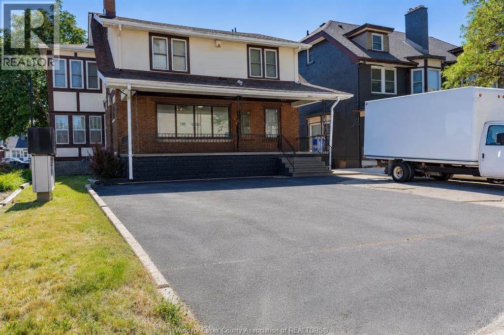 1069 Ouellette Avenue #1, Windsor — photograph 2