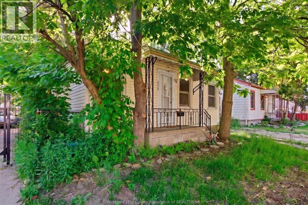 2215 Forest Avenue, Windsor — photograph 3