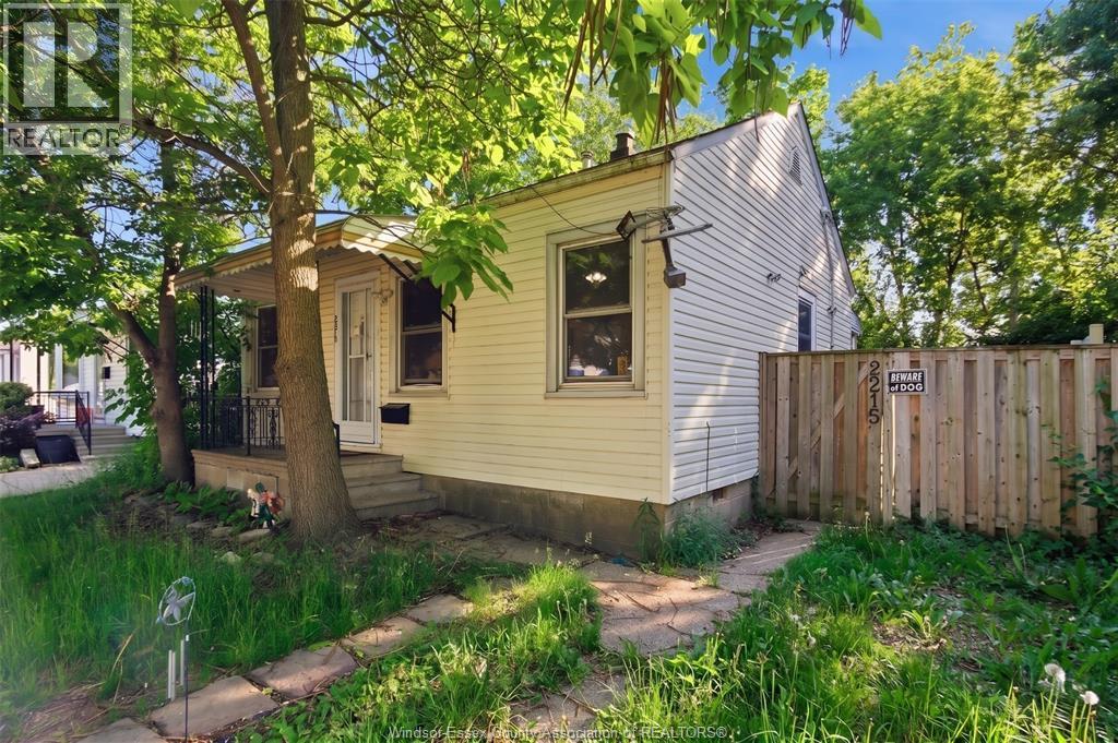 2215 Forest Avenue, Windsor — photograph 2