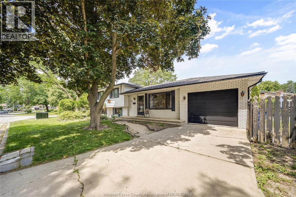 7105 Isabelle Court, Windsor — photograph 2