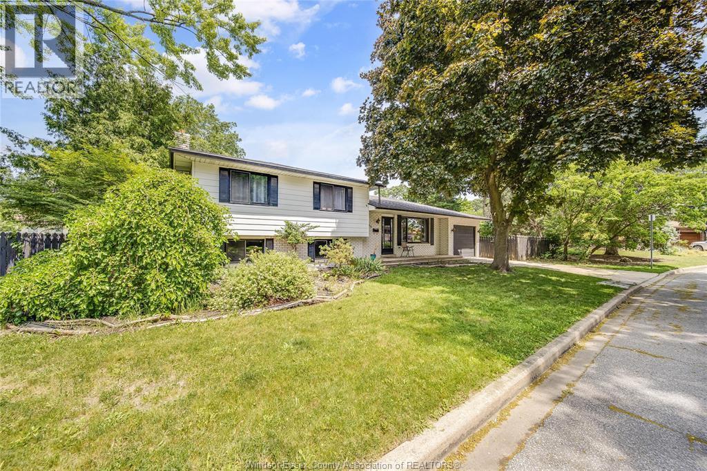 7105 Isabelle Court, Windsor — photograph 3