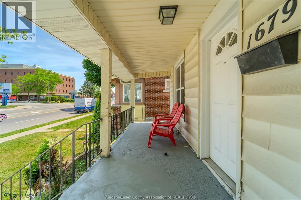 1679 Howard Avenue, Windsor — photograph 3
