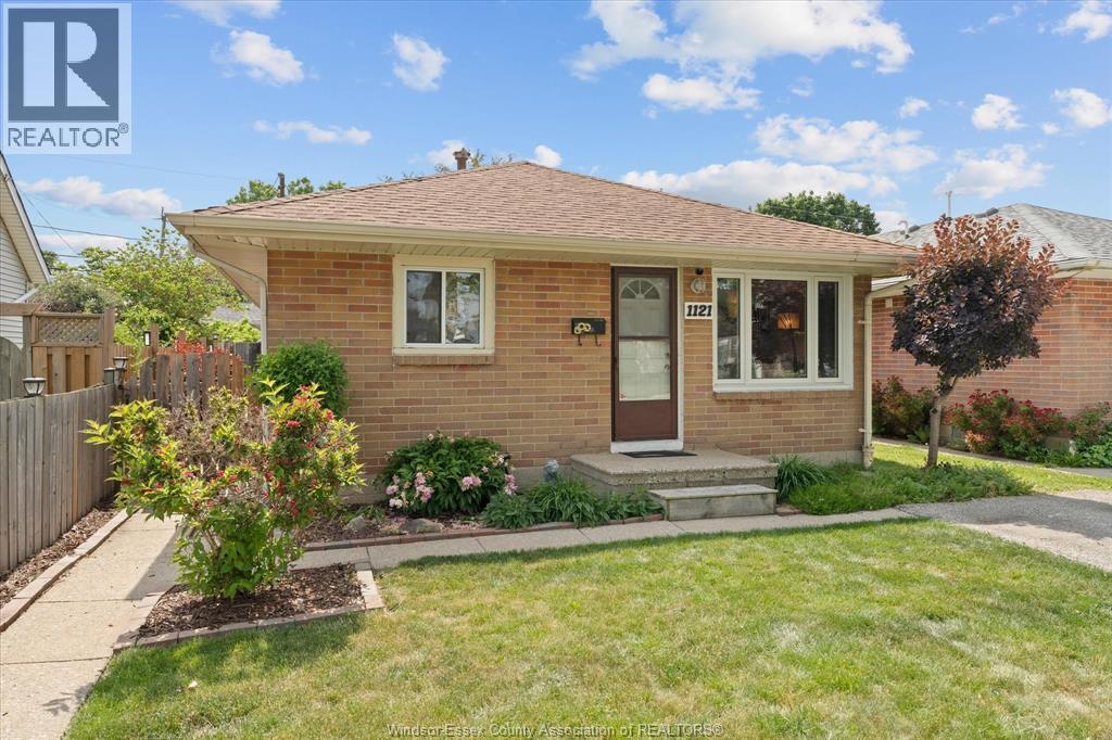 1121 Partington, Windsor — photograph 2