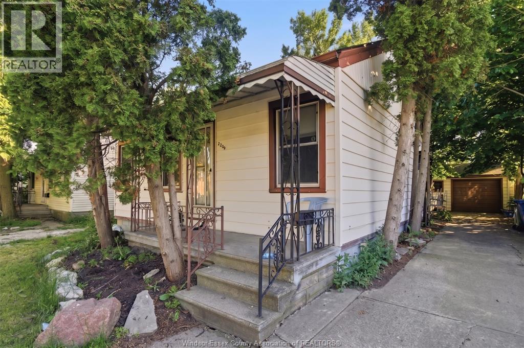 2209 Forest, Windsor — photograph 2