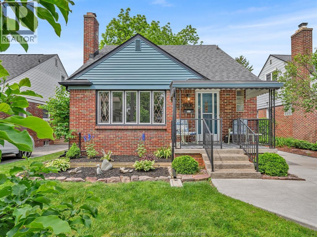 2283 Gladstone Avenue, Windsor — photograph 2