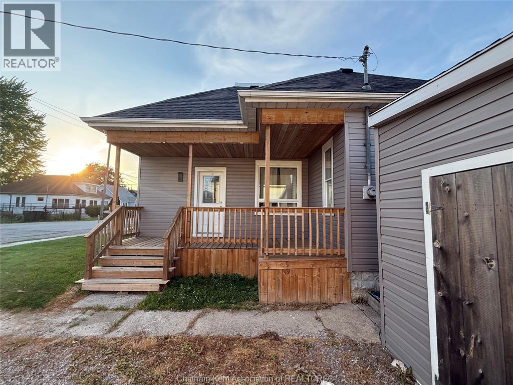 318 Lafontaine Street, Wallaceburg — photograph 2