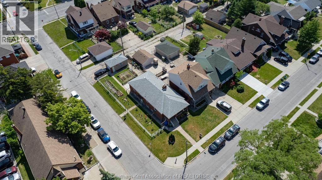 1402 Elsmere Avenue, Windsor — photograph 2