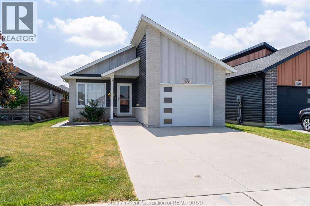 105 Moonstone Crescent, Chatham — photograph 2