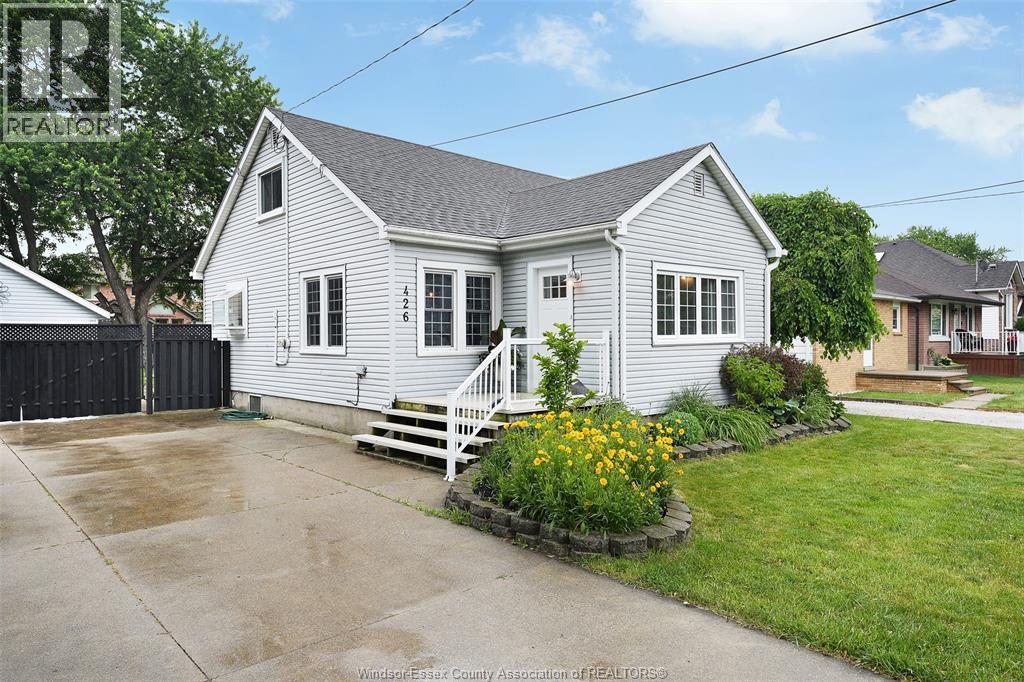 426 St. Pierre, Tecumseh — photograph 2