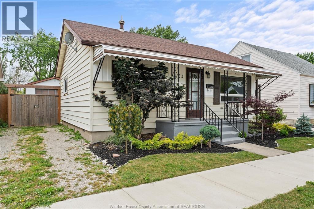 2163 Wellesley Avenue, Windsor — photograph 2
