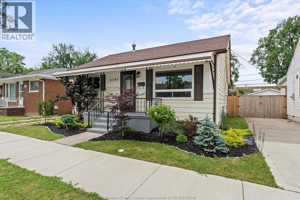 2163 Wellesley Avenue, Windsor — photograph 3