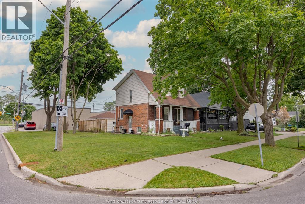 908 Oak Street, Windsor — photograph 2