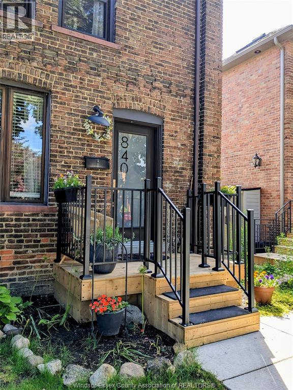 840 Monmouth Road, Windsor — photograph 2