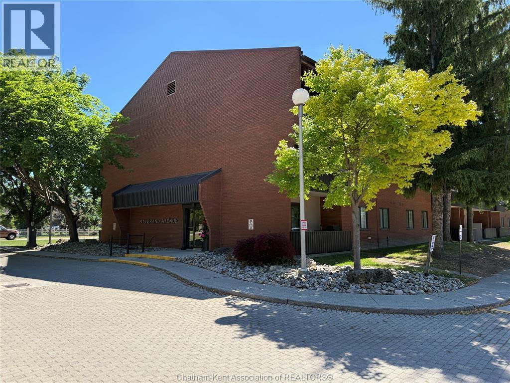 Single Family — 975 Grand Avenue, Chatham, Ontario