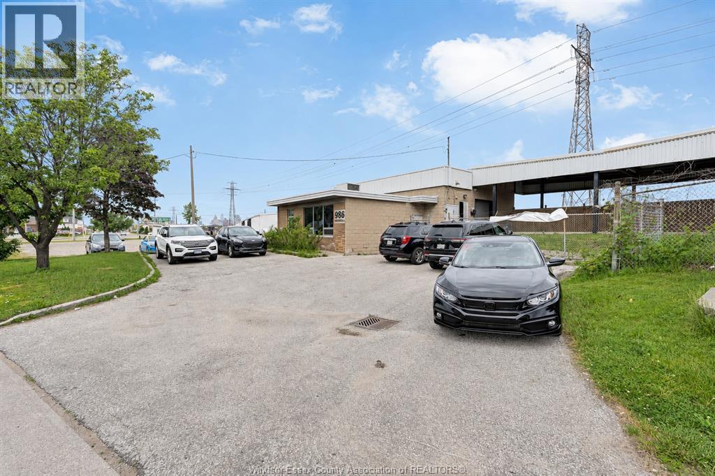 986 Tecumseh Road, Windsor — photograph 3